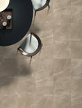 EnergieKer Native Sand – Hersteller-Anwendungsbild, Raumansicht mit 60×60 cm; angebotenes Format 60×120 cm