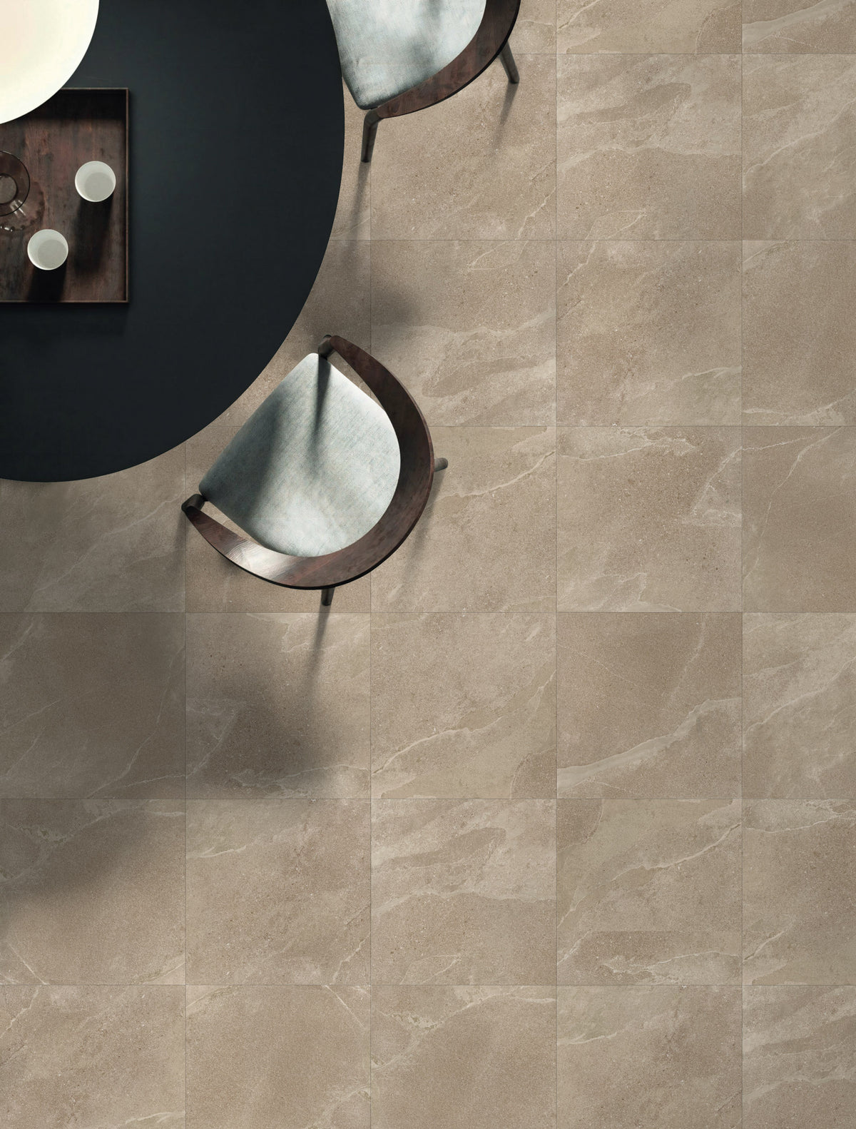 EnergieKer Native Sand – Hersteller-Anwendungsbild, Raumansicht mit 60×60 cm; angebotenes Format 60×120 cm