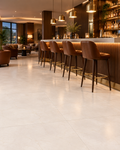 BIEN 100x100 Marfil Rossa Full Lap – Anwendungsbeispiel Hotelbar (Abbildung beispielhaft)