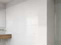 Recer Shell gestreift White glänzend 30x60x0,95cm – KI-Anwendungsvisualisierung anhand der Originalfliese; Abbildung beispielhaft